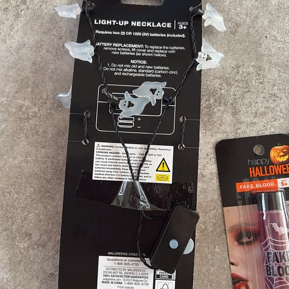 Halloween Bundle, includes fake blood, necklace and makeup - Picture 2 of 3